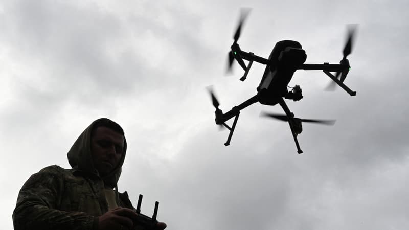 Un militaire ukrainien pilote un drone, à Kamianets-Podilskyi, dans la région de Khmelnytsky, le 5 octobre 2025