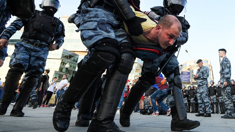 Des policiers arrêtant un manifestant en Russie
