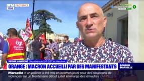Vaucluse: Emmanuel Macron accueilli par des manifestants à Orange