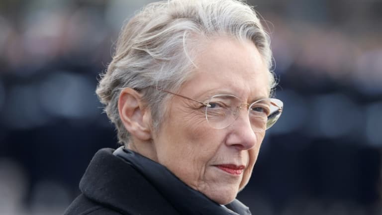 Elisabeth Borne lors de la cérémonie devant la tombe du Soldat inconnu, sous l'Arc de triomphe à Paris, le 11 novembre 2023