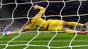 Hugo Lloris choisit le bon côté, en vain