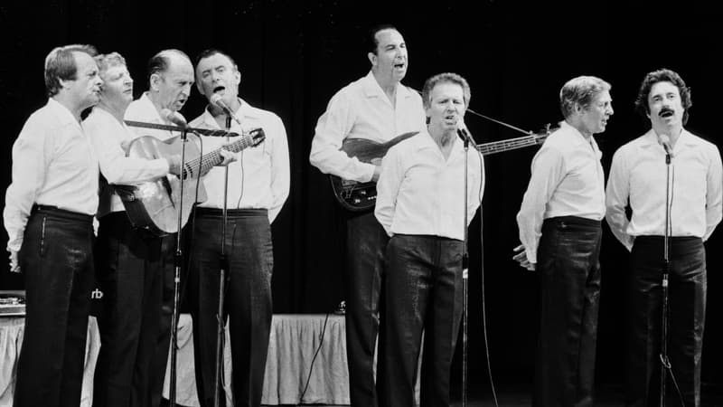 René Mella (le deuxième en partant de la droite) se produit avec Les Compagnons de la chanson à l'Olympia, le 24 août 1983