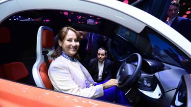 Ségolène Royal, en visite en tant que ministre de l'Environnement au Mondial de l'Auto 2016.