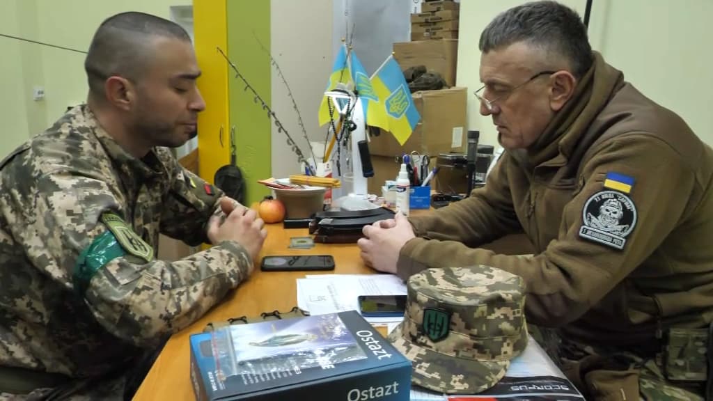 Nicolas et son commandant discutent en s'aidant d'une application de traduction 