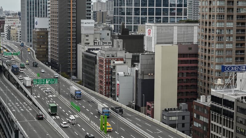 Une voie rapide surélevée le long de gratte-ciels dans le centre-ville d'Osaka, au Japon, le 10 avril 2025 (photo d'illustration).
