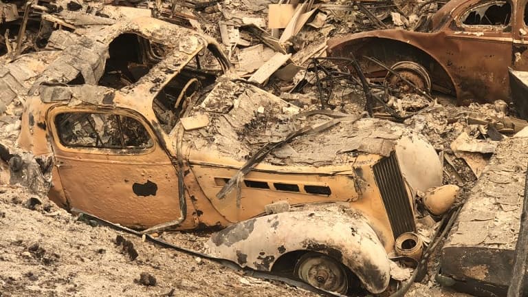 Une voiture de collection complètement ravagée par l'incendie Carr qui a tout détruit sur son passage, ici prés de Redding en Californie . Une voiture de collection complètement ravagée par l'incendie Carr qui a tout détruit sur son passage, ici prés de Redding en Californie .