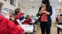 Marie Paule Kellerhals, coordinatrice de classe et enseignante de Langue des signes française (LSF) donne un cours à des élèves sourds dans sa classe de l'école Sajus, le 4 décembre 2020 à Ramonville en banlieue toulousaine, avec un masque inclusif en raison du Covid- 19 pandémie.

