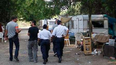 Inspection par la police d'un campement illégal de Roms à Aix-en-Provence. Le député socialiste Arnaud Montebourg accuse Nicolas Sarkozy d'ouvrir la voie à un "racisme officiel" en France en stigmatisant les Roms. /Photo prise le 19 août 2010/REUTERS/Phil