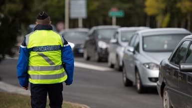 Un gendarme français lors d'une opération de contrôles routiers à Guer (Morbihan) le 29 septembre 2020.