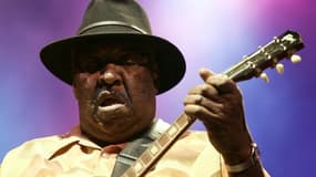 Le guitariste de blues Magic Slim, l'un des grands noms de la scène de Chicago, est mort jeudi à l'âge de 75 ans dans un hôpital de Philadelphie. /Photo d'archives/REUTERS/Miguel Vidal