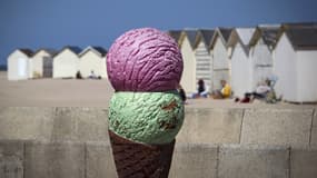 Un faux cornet de glace sur la plage de Ouistreham (Calvados), en avril 2014.