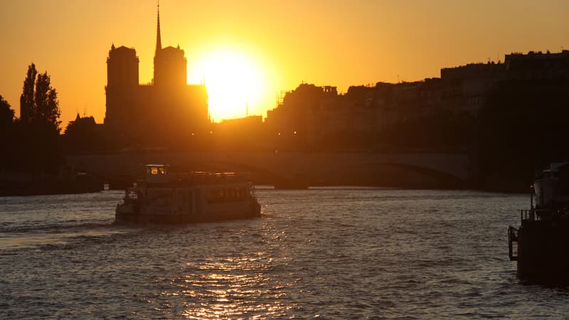 Coucher de soleil dans le quartier de Notre-Dame au mois de juillet.