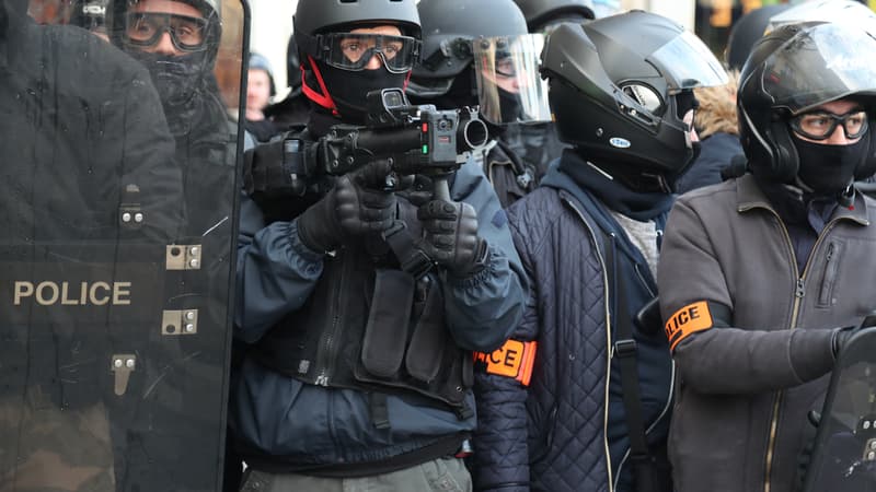 Un policier armé d'un lanceur de balles de défense