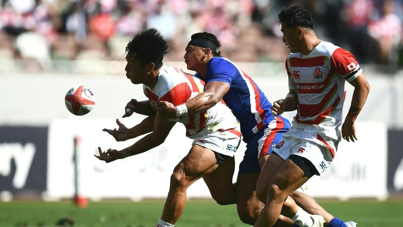 Yoram Moefana au duel avec Shogo Nakano lors de Japon-France, à Tokyo le 9 juillet 2022