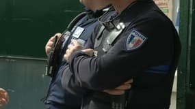 Des policiers municipaux sont en poste depuis  à l'intérieur de trois établissements scolaires de Nice.