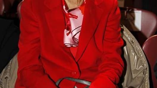 Le fisc français aurait découvert 12 comptes bancaires cachés de Liliane Bettencourt, héritière de L'Oréal et troisième fortune de France, en Suisse et à Singapour, selon le site internet Mediapart. Ils recelaient 100 millions d'euros de dépôts fin 2010,