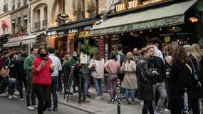 Crise sanitaire : les rassemblements devant les cafés et les restaurants se multiplient.