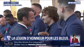 Emmanuel Macron remet la Légion d'honneur à l'équipe de France de Football