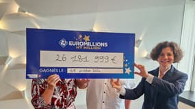 Deux gagnants de l'Euromillions, le 19 juillet 2024, lors de la réception de leur chèque.