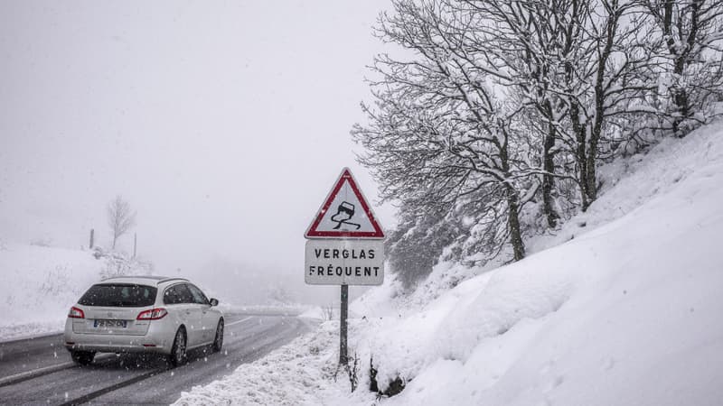 Attention, la couche de neige qui s'accumule sur la chaussée peut dissimuler des plaques de verglas.