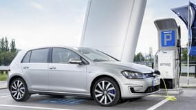 Avec son moteur thermique et la possibilité de rouler en 100% électrique, l'hybride rechargeable connaît un joli succès. Mais difficile à suivre pour les constructeurs.