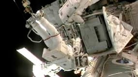 Les deux astronautes américains Doug Wheelock (à gauche) et Tracy Caldwell Dyson ont réparé le système de climatisation de la Station spatiale internationale (ISS) lors d'une sortie dans l'espace de plus de sept heures. /Image prise le 16 août 2010/REUTER