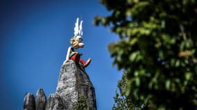 Un statue du héros de bande dessinée Astérix, au sein du parc d'attractions Astérix, à Plailly, dans l'Oise, le 2 juin 2021.