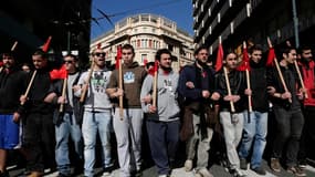 Des dizaines de milliers de Grecs sont descendus dans les rues d'Athènes mercredi, jour de grève nationale contre les baisses de salaires et les hausses d'impôt, avec écoles fermées, service minimum dans les hôpitaux et ferries cloués au port. /Photo pris