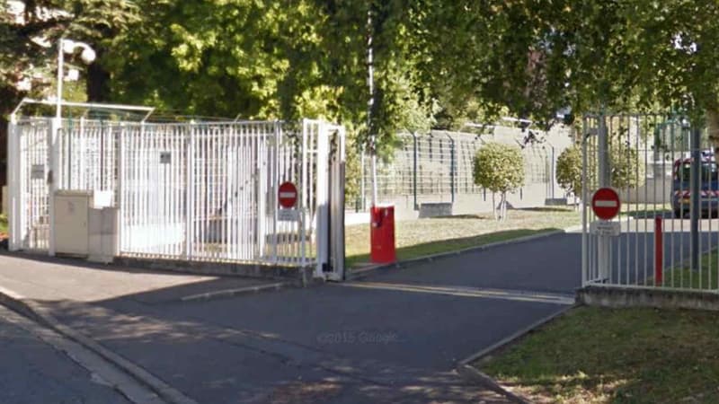 Vue d'une entrée du centre de rétention administrative (CRA) de Plaisir.