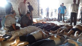 Des cadavres en banlieue de Damas, où l'opposition affirme qu'ils ont été tués par des armes chimiques.