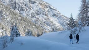 Des migrants montent le col de l'Echelle (Alpes) pour passer la frontière entre l'Italie et la France, le 13 janvier 2018 