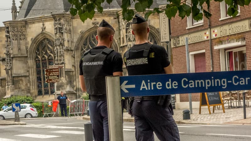 Des policiers près de l'église Saint-Pierre de Roye, le 31 août 2015.