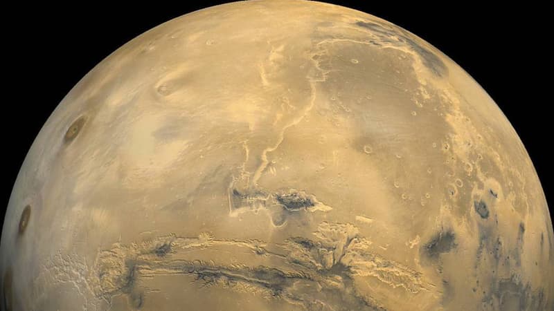 La surface de Mars montre des traces de ruisseaux.
