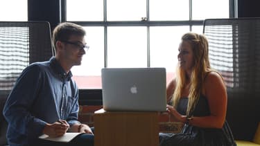 45% des hommes trouvent que le statut de stagiaire est valorisant, tandis que 52% des femmes trouvent qu'il est dévalorisant.