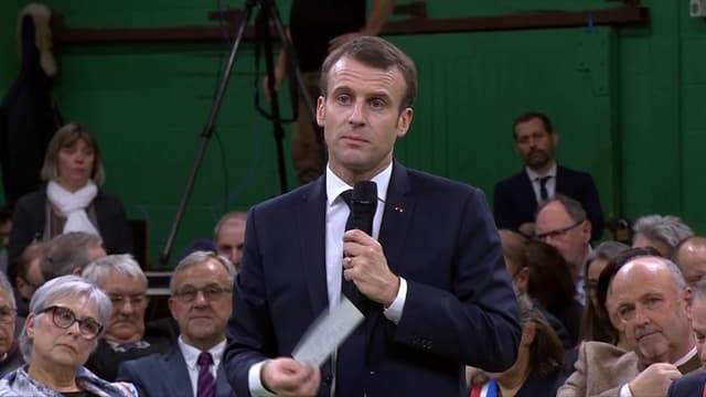 Emmanuel Macron face aux maires ce mardi. 