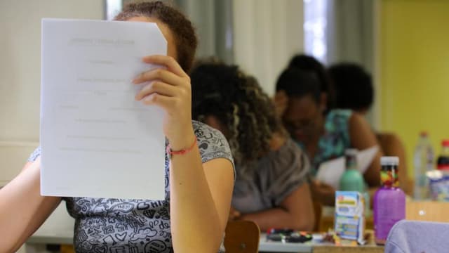 Des élèves de terminale en train de plancher sur les épreuves du baccalauréat à la Réunion en juin 2017.