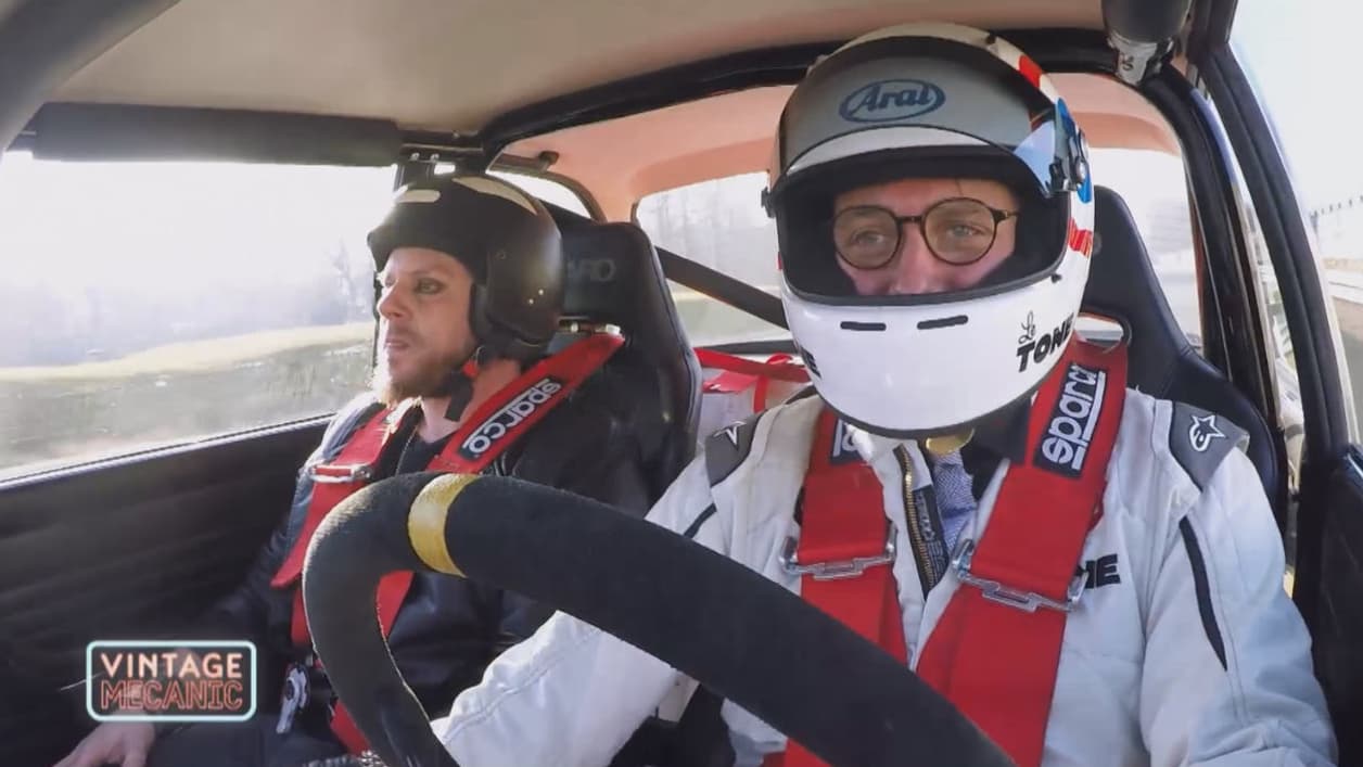 Pour corser le défi, Le Tone doit emmener un passager à bord de sa 2002 Turbo... Pour corser le défi, Le Tone doit emmener un passager à bord de sa 2002 Turbo...