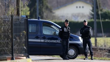 Des gendarmes sur une route près de Domessin, lors du transport de Nordahl Lelandais, le 14 février 2018.