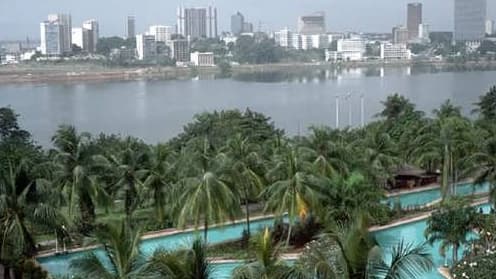 Selon Anne, une Française résidant dans le quartier du Plateau à Abidjan, les soldats de la force Licorne refusent de traverser les ponts qui sépare le secteur du reste de la ville.