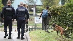 Des gendarmes recherchent Maëlys, disparue dans la nuit du 26 au 27 août à Pont-de-Beauvoisin, en Isère. 