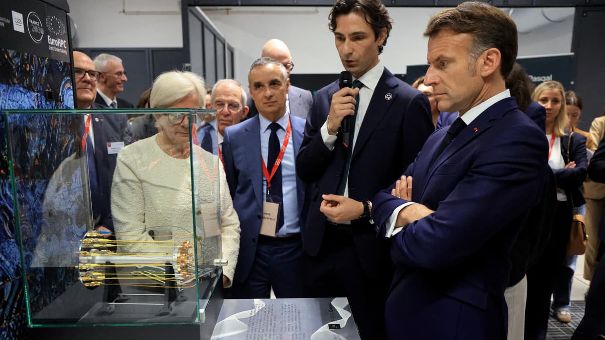 Le président français Emmanuel Macron (à droite) écoute Niccolò Somaschi (deuxième à droite), PDG de Quandela, lors de la présentation d'un ordinateur quantique photonique au Très Grand Centre de calcul du Commissariat à l'énergie atomique et aux énergies alternatives (CEA), au sud de Paris, le 22 mai 2026. 