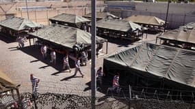 Les tentes où vivent les détenus de la prison de Phoenix, en Arizona (Etats-Unis)