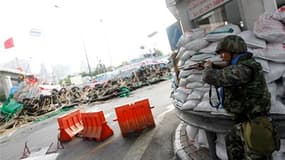 L'armée thaïlandaise a lancé mercredi une offensive contre les opposants au gouvernement et a réussi à forcer une barricade du campement fortifié que ces derniers occupent depuis cinq semaines dans le quartier d'affaires de Bangkok. /Photo prise le 19 mai