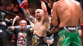 Alexander Volkanovski célèbre sa victoire sur Yair Rodriguez à l'UFC 290 en juillet 2023