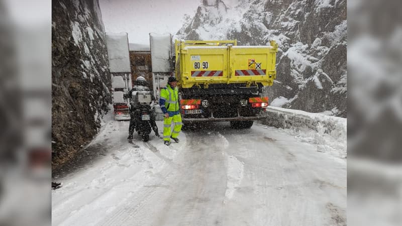 Un camion s'est retrouvé en difficulté au niveau du col des Lèques ce 22 avril 2024, après des chutes de neige entre Barrême et Senez (Alpes-de-Haute-Provence). 