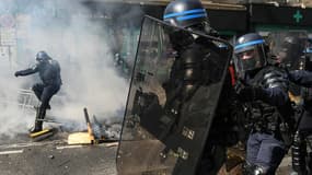 Incidents opposant les forces de police à des groupes de jeunes en marge de la manifestation du 1er mai 2022 à Paris
