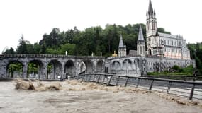 Quand le Gave de Pau noie les ponts de Lourdes.