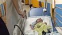 Un bébé souffrant de bronchiolite sous perfusion le 29 novembre 2003 au service des urgences de l'hôpital Trousseau à Paris (photo d'illustration)