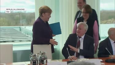 Quand Angela Merkel se voit refuser une poignée de main par son ministre à cause du coronavirus