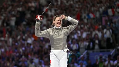 L'escrimeuse Manon Apithy-Brunet célèbre une victoire aux JO de Paris, le 29 juillet 2024